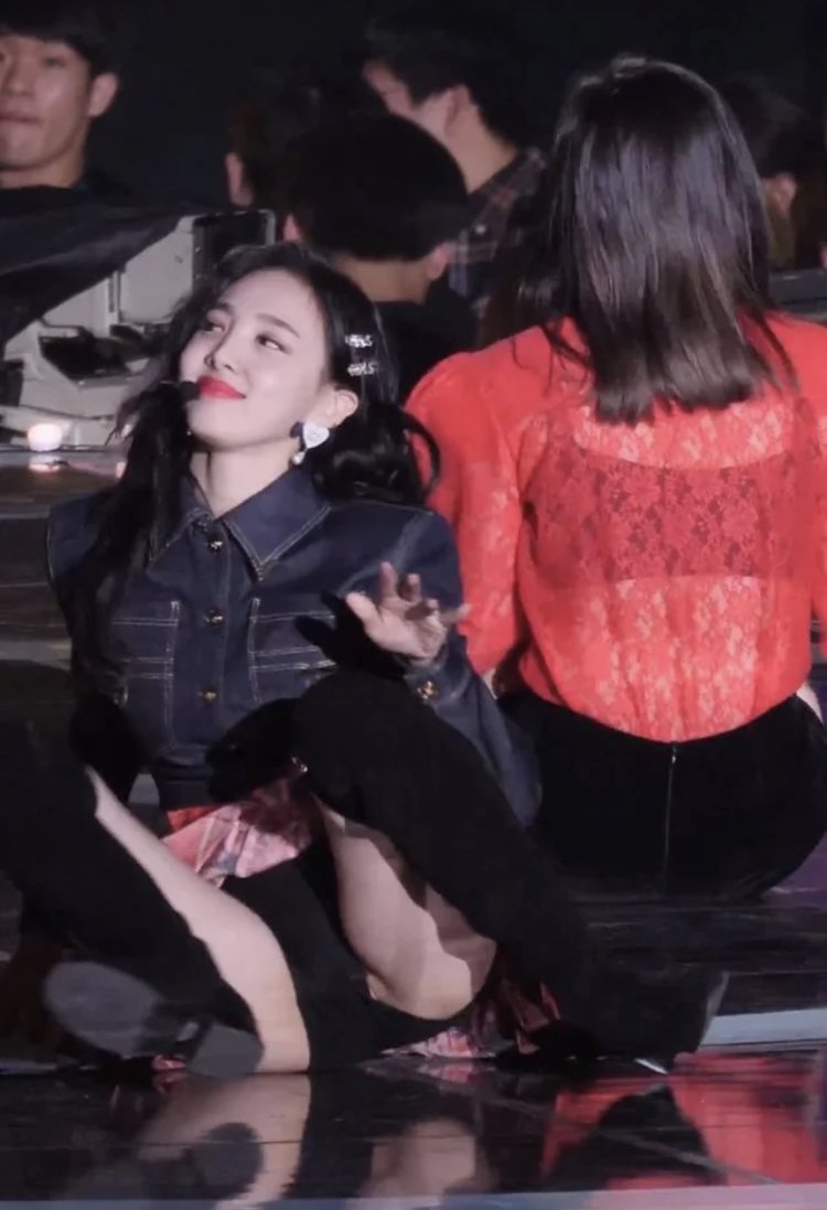 NrujKZ9E Twice Nayeon Fap 09.jpg